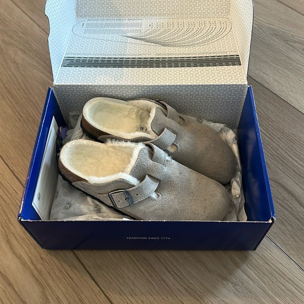 Birkenstock Buckley Shearling Clogs
BRAND NEW!
